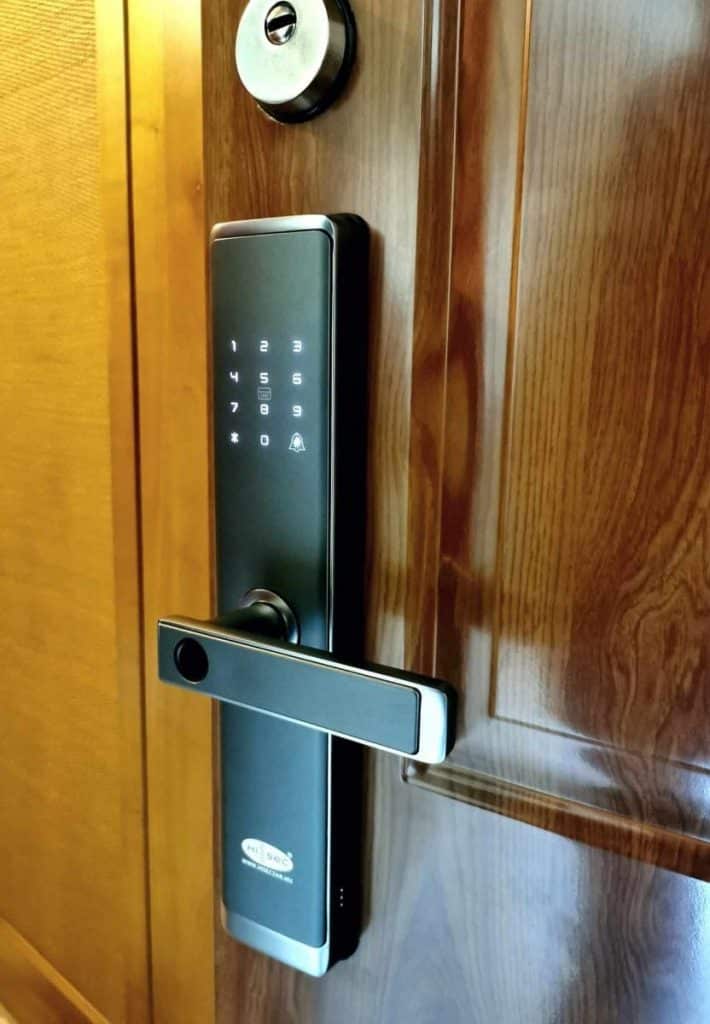 HiSec beltéri biztonsági ajtók és a modern okos zárak